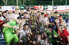 Los itacurubienses festejan el título con la gran copa y sus respectivas medallas de campeones.