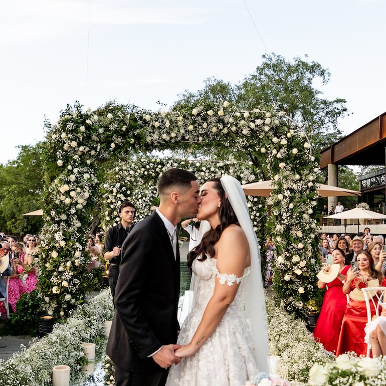 Miguel Almirón y Alexia Notto se juraron amor eterno en el marco de una emotiva ceremonia religiosa. (Instagram/Miguel Almirón)