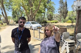 Ariel Cunio (i) junto a su madre Silvia Cunio, en el kibutz Nir Oz, sur de Israel, brindando su testimonio de sobreviviente a la masacre del 7 de octubre de 2023 que lanzó Hamás contra Israel.