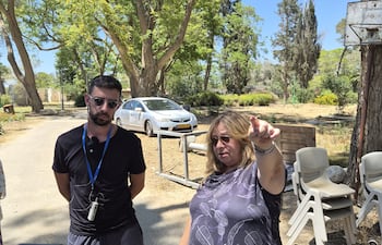 Ariel Cunio (i) junto a su madre Silvia Cunio, en el kibutz Nir Oz, sur de Israel, brindando su testimonio de sobreviviente a la masacre del 7 de octubre de 2023 que lanzó Hamás contra Israel.