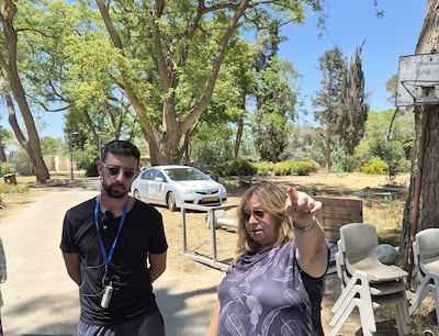 Ariel Cunio (i) junto a su madre Silvia Cunio, en el kibutz Nir Oz, sur de Israel, brindando su testimonio de sobreviviente a la masacre del 7 de octubre de 2023 que lanzó Hamás contra Israel.