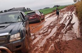 La colonia Nueva Conquista, ubicada a 140 kilómetros de Ciudad del Este, no cuenta con camino de todo tiempo: En días de lluvia queda aislada y no pueden sacar los productos a los centros de venta.