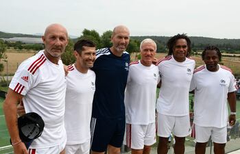 Ganadores del Mundial 1998: Fabien Barthez, Bixente Lizarazu, Zinedine Zidane, Didier Deschamps, Christian Karembeu y Bernard Diomede, durante la reunión de ayer para celebrar el 25 aniversario del título de la Copa del Mundo.