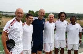Ganadores del Mundial 1998: Fabien Barthez, Bixente Lizarazu, Zinedine Zidane, Didier Deschamps, Christian Karembeu y Bernard Diomede, durante la reunión de ayer para celebrar el 25 aniversario del título de la Copa del Mundo.