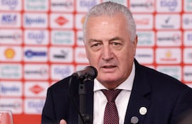 El entrenador de la selección paraguaya de fútbol, Gustavo Alfaro habla en conferencia de prensa tras el triunfo ante Bolivia en el amistoso internacional disputado en el estadio Audi Field en Washington D. C.