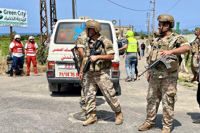 Soldados del ejército libanés bloquean una carretera que conduce al lugar que fue blanco de ataques aéreos israelíes.
