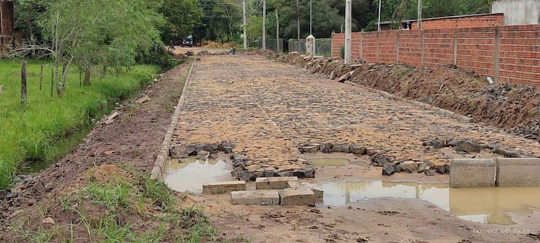 Obras de empedrados paralizados generan quejas de vecinos en Ayolas.