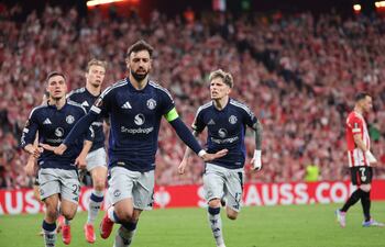 BILBAO, 01/05/2025.- El centrocampista portugués del Manchester United Bruno Fernandes (3i) celebra el segundo gol de su equipo durante el encuentro de ida de las semifinales de la Liga Europa que Athletic Club y Manchester United disputan este jueves en el estadio de San Mamés, en Bilbao. EFE/Luis Tejido.
