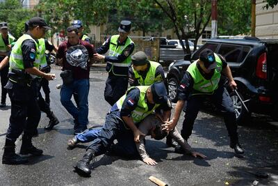 Manifestante reprimido por efectivos de la Policía Nacional tras media sanción del Senado al proyecto de ley de Superintendencia de Pensiones y Jubilaciones.
