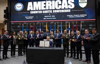 El canciller Rubén Ramírez (izq.) firmó hoy un acuerdo en Doral, Estados Unidos.