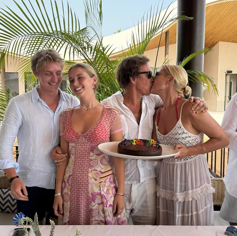 El cumpleañero Alejandro Gravier recibiendo un beso de su eterna enamorada, Valeria Mazza. (Instagram/Valeria Mazza)