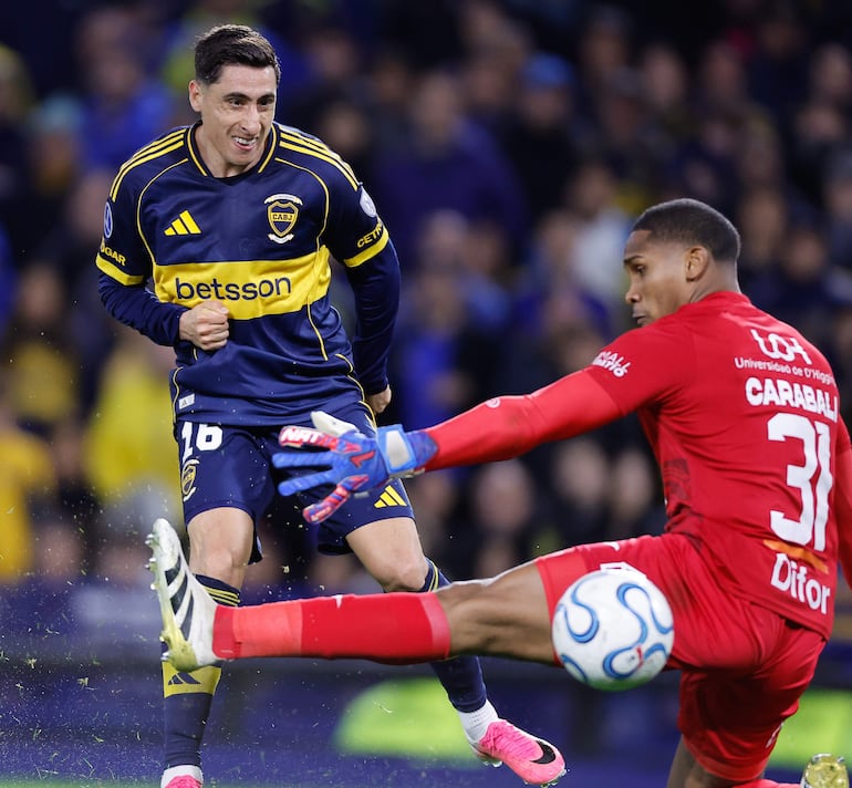 Miguel Merentiel de Boca Juniors anota un gol este jueves, en un partido de la Copa Sudamericana entre Boca Juniors y O'Higgins en el estadio Alberto José Armando, en Buenos Aires (Argentina).