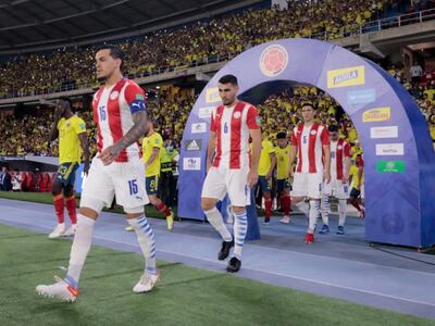 Los jugadores de la selección saliendo al campo del Metropolitano de Barranquilla antes del partido ante Colombia.