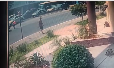 En el marquen superior izquierdo, se observa el momento exacto en el que la víctima se percata de que la camioneta se dirigía hacia ella. La víctima levanta las manos al ver el automóvil.