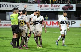 Los jugadores de Olimpia reaccionan al final del partido contra Rubio Ñu por la fecha 13 del torneo Clausura 2026 de la Primera División de Paraguay en el estadio La Arboleda, en Asunción, Paraguay.