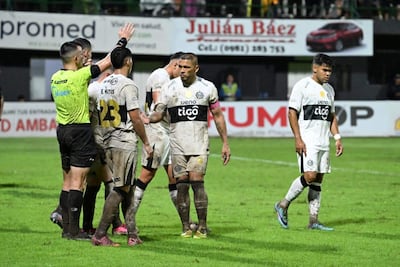 Los jugadores de Olimpia reaccionan al final del partido contra Rubio Ñu por la fecha 13 del torneo Clausura 2026 de la Primera División de Paraguay en el estadio La Arboleda, en Asunción, Paraguay.