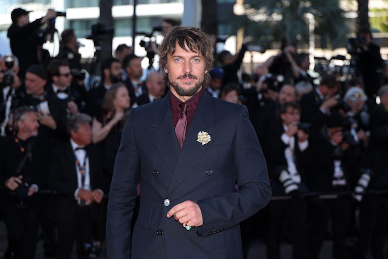 El actor francés Lucas Bravo no se perdió la ceremonia inaugural del Cannes Film Festival 2026. (Sameer AL-DOUMY / AFP)