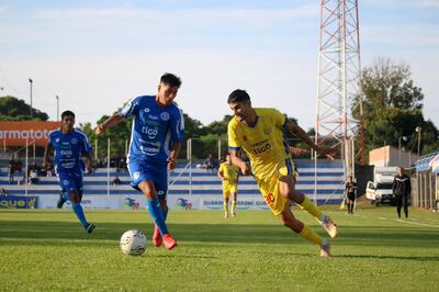 El atacante "escobero" Santiago Santacruz intenta filtrase en el área.