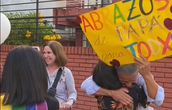 Un exsenador liberal, junto a su esposa, daban "abrazos de papá y mamá" a los participantes de la marcha del Orgullo LGBTI.