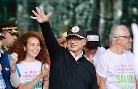 El presidente de Colombia, Gustavo Petro, saluda durante un discurso en la marcha "Por la paz, por la vida, por la justicia social",  en la Plaza de Bolívar, en Bogotá (Colombia). Fue ayer.