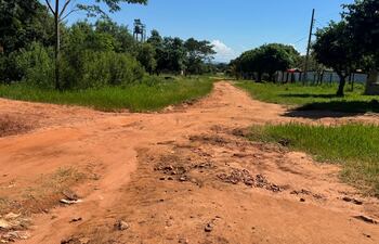 MOPC no puede continuar obras en acceso UNVES-UCA por falta de ripio.