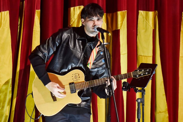 Concierto de Abel Pintos en el Teatro del Banco Central del Paraguay. En la foto el telonero Acho Laterza