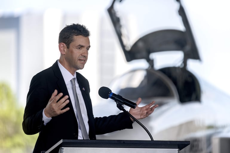 El administrador de la NASA, Jared “Rook” Isaacman, anuncia la exposición aeroespacial y espectáculo aéreo MAX POWER durante una conferencia de prensa en el Centro Espacial Kennedy de la NASA, en Florida, Estados Unidos, el 14 de agosto de 2026.