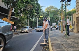 Funcionarios políticos de la Municipalidad de Asunción salieron a las calles para una jornada de limpieza ordenada por el intendente Luis Bello.