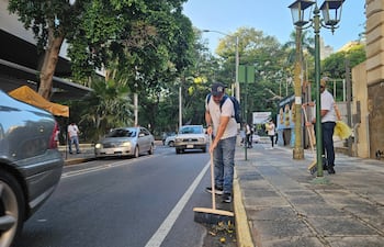 Funcionarios políticos de la Municipalidad de Asunción salieron a las calles para una jornada de limpieza ordenada por el intendente Luis Bello.