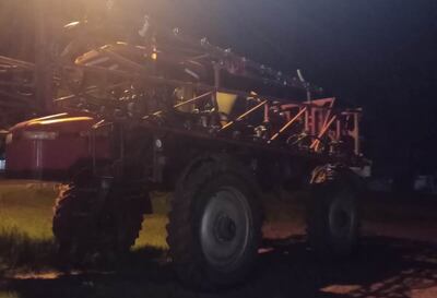 El motociclista sufrió lesiones graves tras chocar su biciclo contra la fumigadora.