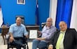 El presidente del PLRA, Hugo Fleitas, el exsenador Armando Espínola y el apoderado técnico, Carlos Díaz Casabianca, con el informe de auditoría de las máquinas de votación.