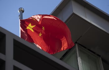 Una bandera de China en el consulado del país asiático en Houston, Texas (EE.UU.).