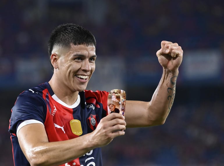 El paraguayo Matías Pérez, futbolista de Cerro Porteño, festeja un gol en el partido frente a Recoleta FC por la fecha 8 del torneo Apertura 2026 de la Primera División de Paraguay en el estadio La Nueva Olla, en Asunción, Paraguay.