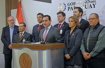 El canciller Rubén Ramírez(centro), rodeado por el ministro de Industria Javier Giménez, el asesor Ilo moreno, la jefa de gabinete Lea Giménez, el presidente de la ANDE Félix Sosa, José Alberto Alderete y Justo Zacarías Irún, director de Itaipú.
