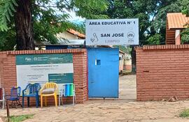 Acceso a la escuela San José de la ciudad de Limpio.
