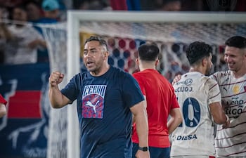 El entrenador de Cerro Porteño, Jorge Achucarro celebra el triunfo conseguido ante Libertad, en el estadio La Huerta, válido por la decimosegunda ronda del torneo Apertura 2026 del fútbol paraguayo.