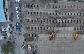 Una imagen facilitada por el departamento de prensa extranjera iraní muestra la preparación de las tumbas para las víctimas de un ataque aéreo israelí-estadounidense contra una escuela de niñas en la ciudad de Minab, en el sur de Irán, el 3 de marzo de 2026. Al menos 165 alumnas y profesoras murieron el 28 de febrero de 2026 en un ataque aéreo israelí-estadounidense contra la escuela. El ejército israelí afirmó no tener conocimiento de ningún ataque en la zona.