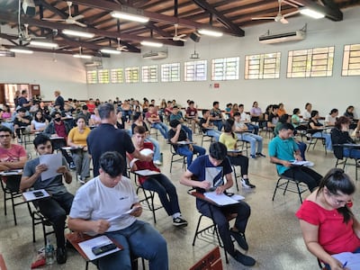 Los postulantes a becas de Itaipú en pleno examen de competencias básicas.