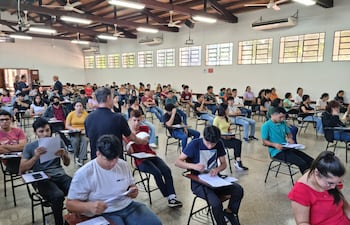 Los postulantes a becas de Itaipú en pleno examen de competencias básicas.