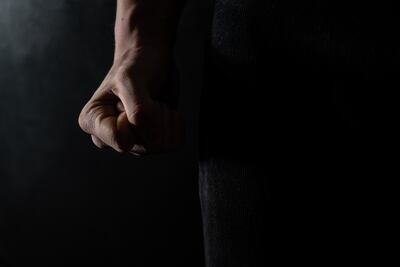 Puño cerrado de un hombre.