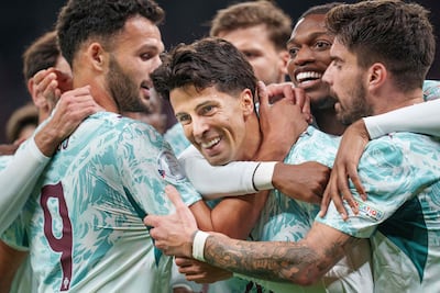 Joao Cancelo (centro) festeja su gol, en la victoria de Portugal sobre Dinamarca 4-2, por la Liga de Naciones de la UEFA.