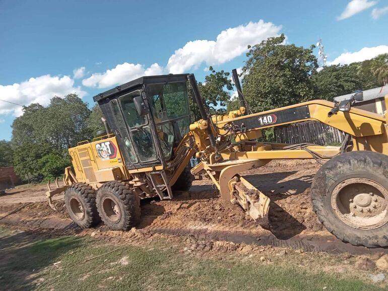 Motoniveladora de la Gobernacion reparando calles en Fuerte Olimpo