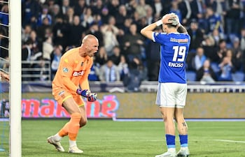 El centrocampista paraguayo del Estrasburgo, Julio Enciso, se lamenta tras fallar una oportunidad de gol mientras el portero francés del Niza, Maxime Dupé, celebra durante el partido de fútbol de las semifinales de la Copa de Francia entre el RC Strasbourg Alsace y el OGC Nice, en el Stade de la Meinau en Estrasburgo, al este de Francia.