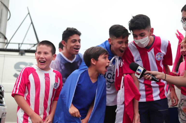Los fanáticos de la selección paraguaya acudieron a la Albiróga para despedir a los jugadores y el cuerpo técnico.