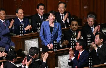 Sanae Takaichi (C) saluda y agradece a sus pares legisladores su apoyo para su elección como primera ministra. Un día histórico en Japón.