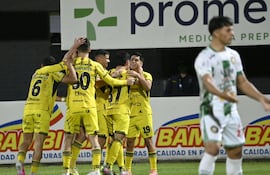 Héctor López (19) celebra con sus compañeros el segundo tanto del encuentro, con el que encaminó la victoria del Canario esta noche.