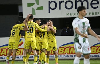 Héctor López (19) celebra con sus compañeros el segundo tanto del encuentro, con el que encaminó la victoria del Canario esta noche.