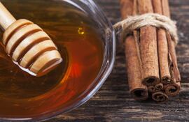 Miel de abeja y canela.