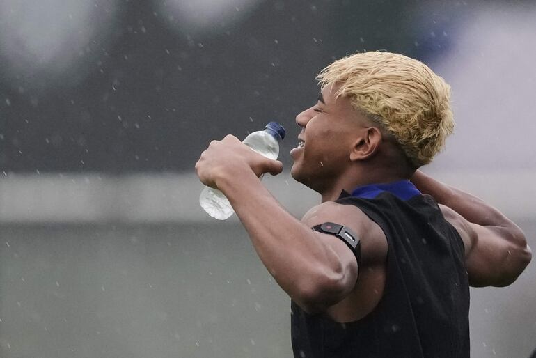 El jugador del FC Barcelona, Lamine Yamal, durante un entrenamiento en la Ciudad Deportiva Joan Gamper.