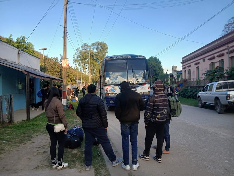 Grupo de pasajeros a la espera de abordar el bus en Fuerte Olimpo